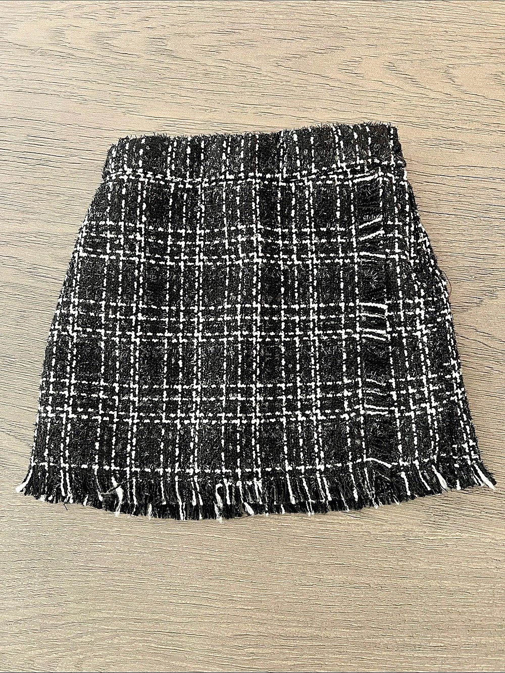 H&M Plaid Fringe Mini Skirt in Black & White Size 3T. Worn one time